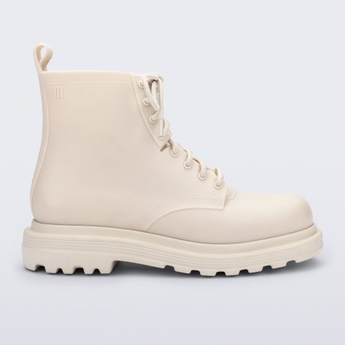 Side view of a beige Coturno Soft boot