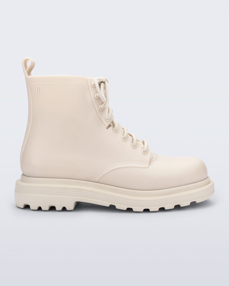 Side view of a beige Coturno Soft boot