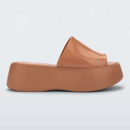 Side view of the Melissa Becky platform slide in beige