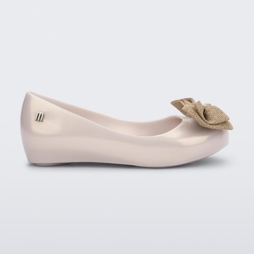 Side view of a pearly beige Ultragirl Sweet kids ballerina flat with bow