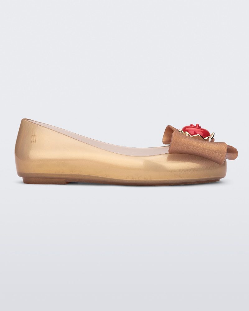 Side view of a beige Sweet Love Snow White kids flat with a beige bow with red apple center