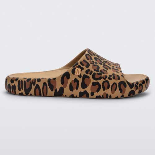 Side view of a beige Free Print slide with leopard print