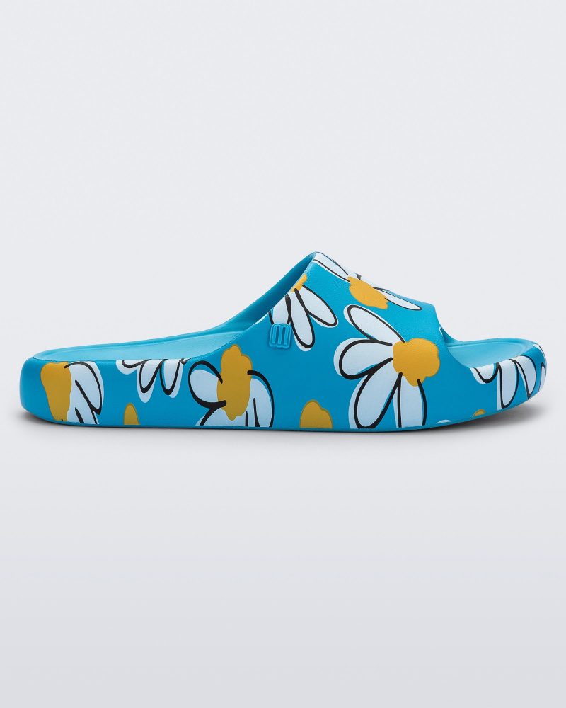 Side view of a beige Free Print slide with daisy print flowers