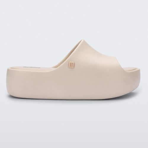 Side view of the beige Free Platform women's slide