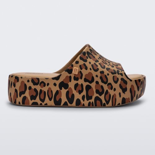 Side view of a beige Free Print Platform slide with a brown and black leopard print.