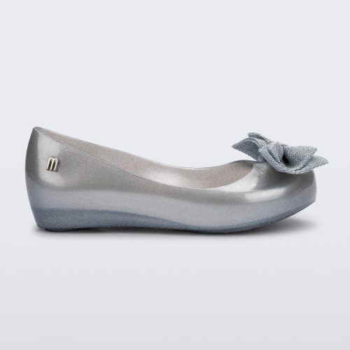 Side view of a pearly silver Ultragirl Sweet kids ballerina flat with bow